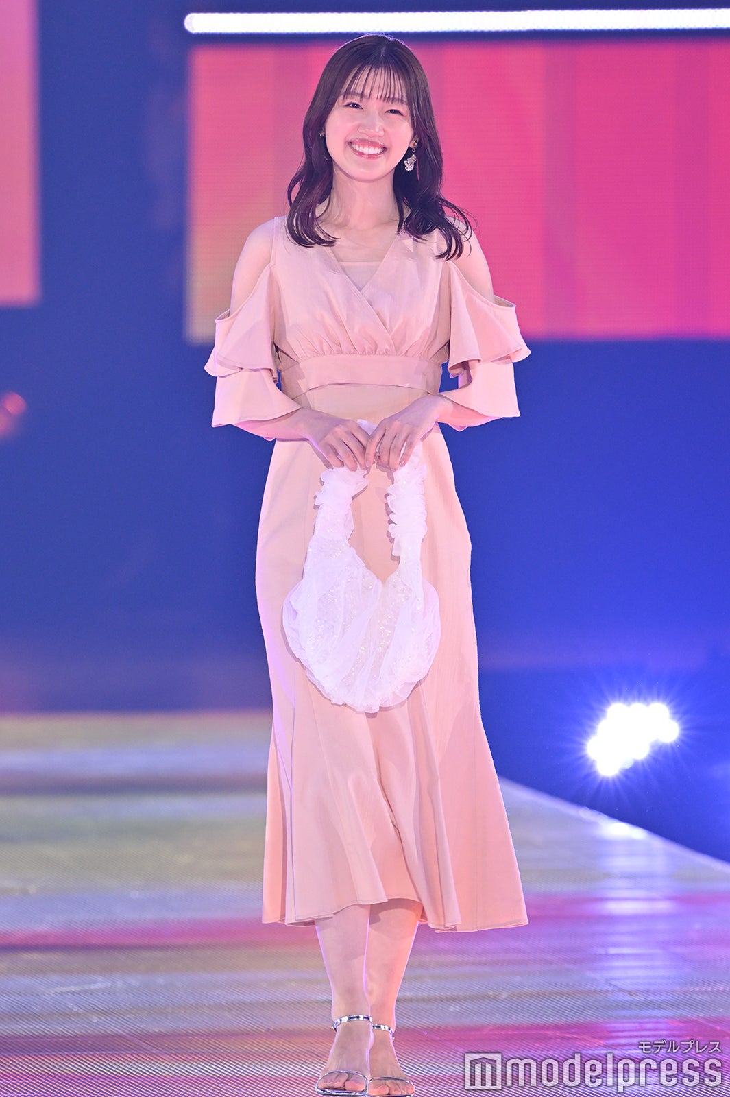 日向坂46佐々木美玲、肩出しワンピでほっそり二の腕際立つ【GirlsAward 2024 S／S】 - モデルプレス