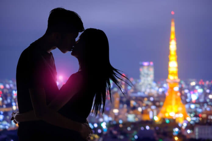 キスは唇だけじゃない！彼をドキドキさせる場所とは