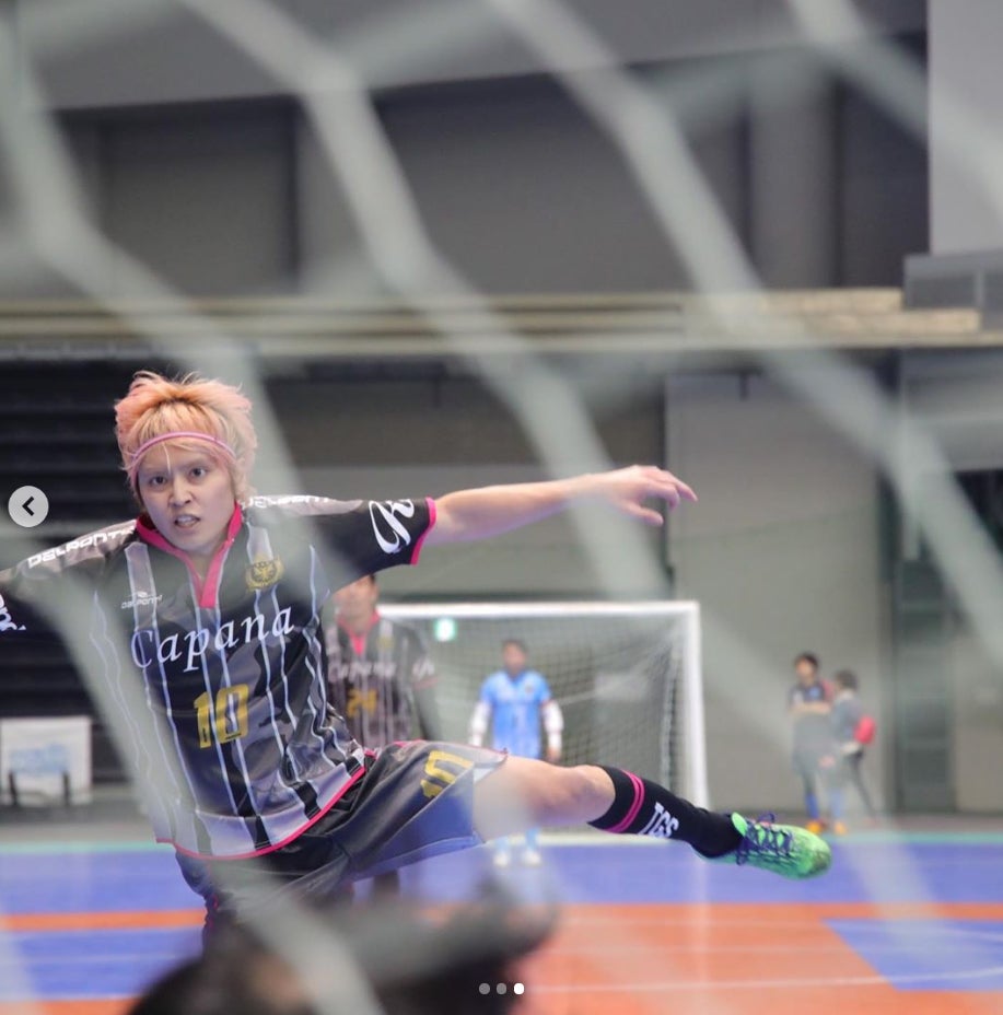 手越祐也の“ガチ顔”「たまに自分で見てひく」サッカープレイ中ショット公開