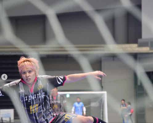 手越祐也の“ガチ顔”「たまに自分で見てひく」サッカープレイ中ショット公開