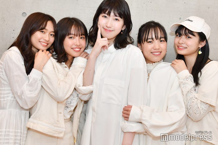 橋本乃依、寺本莉緒、日比美思、伊藤千由李、莉子(C)モデルプレス