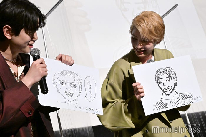 お互いの画力に驚きを隠せない鈴木康介&本田響矢(C)モデルプレス