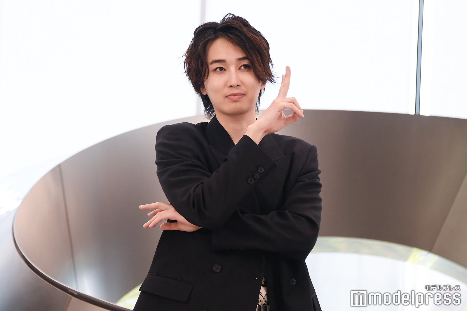 決めポーズをするカルマ（C）モデルプレス