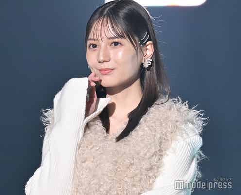 日向坂46小坂菜緒、ファーベスト×透けスカート姿で可愛さ全開<TGC2023A/W>