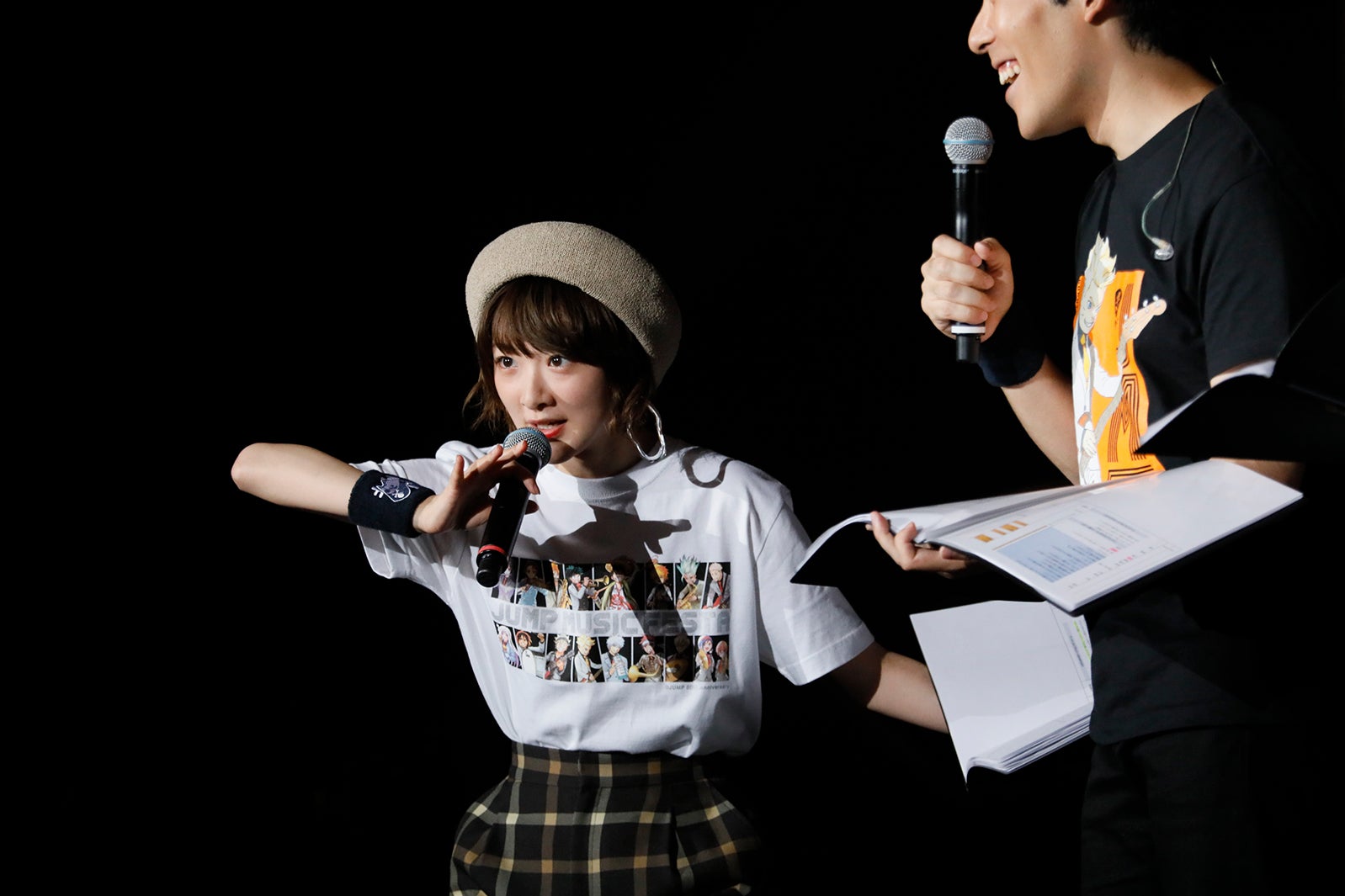 NARUTOポーズを決める生駒里奈（C）JUMP 50th Anniversary