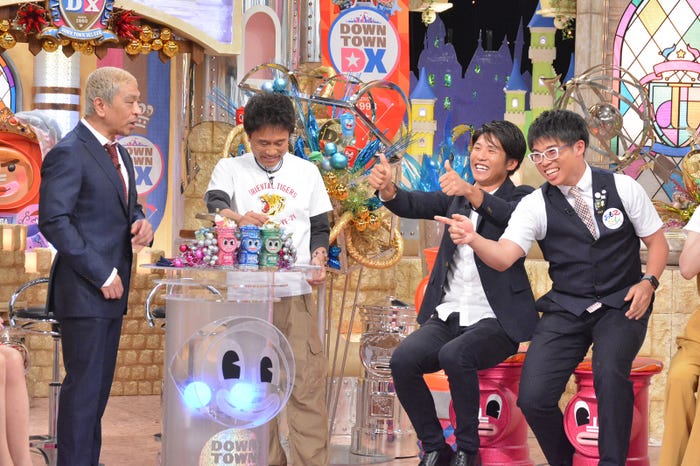 (左から)松本人志、浜田雅功、成田緑夢、成田童夢 (画像提供:読売テレビ)