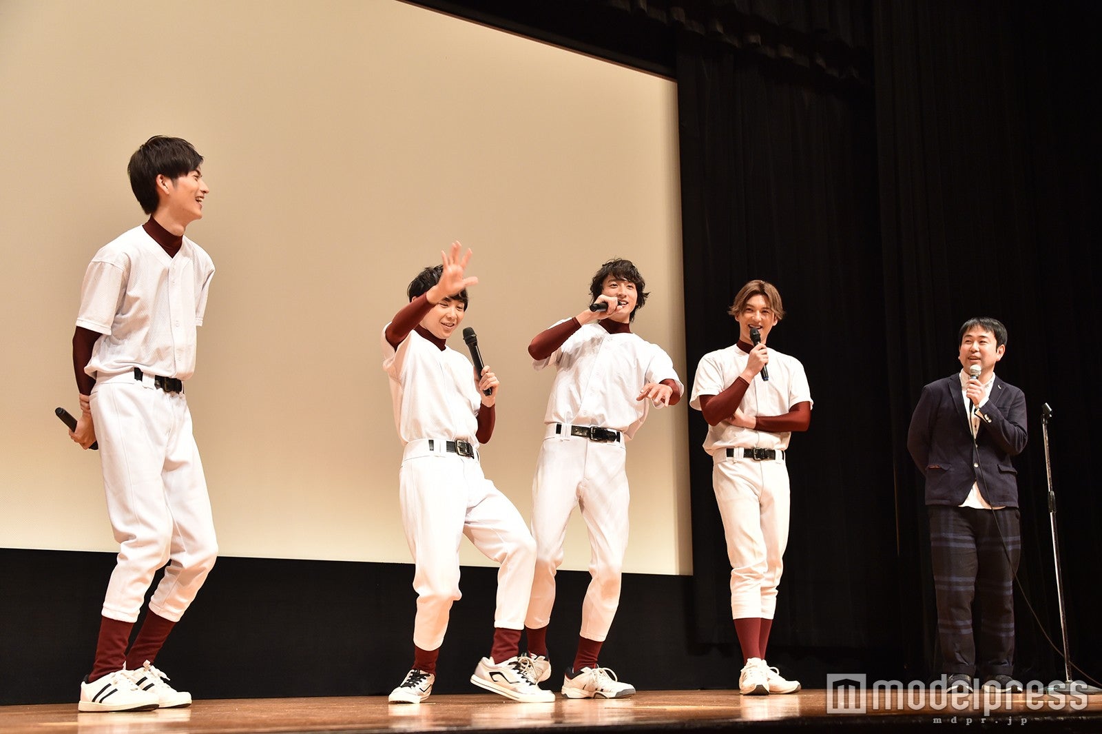 「撮影で苦労したことは特に無い」という監督に「ズコー！」となる須賀健太、小関裕太 （C）モデルプレス