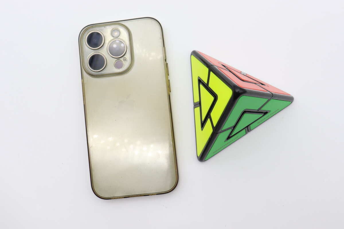 スマートフォンとピラミッド型パズルを並べてサイズ比較 スマートフォンとピラミッド型パズルを並べてサイズ比較