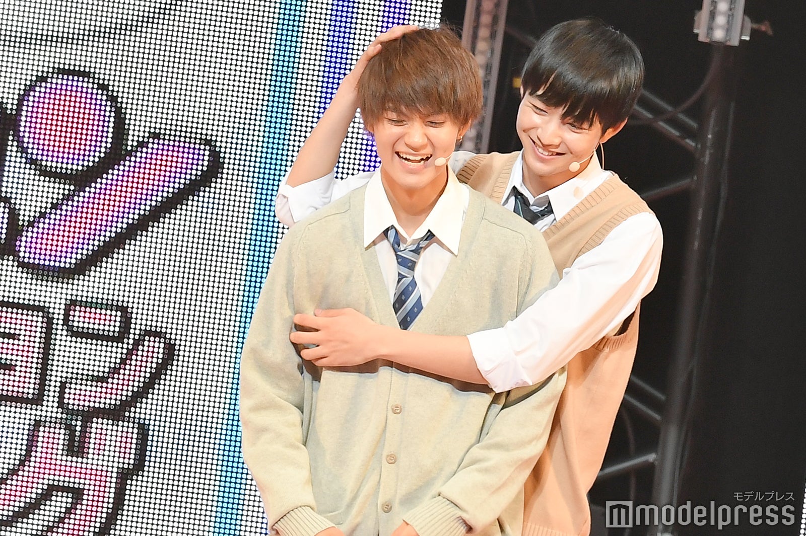 佐野勇斗、鈴木仁にバックハグをおねだり＜Seventeen 夏の学園祭2019＞