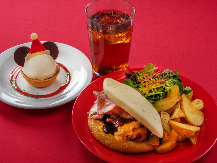 スペシャルホットサンドセット 2,180円 販売店舗:「プラザパビリオン・レストラン」(C)Disney