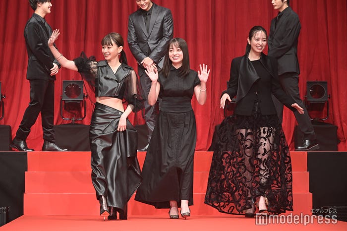 山本舞香、橋本環奈、横田真悠(C)モデルプレス
