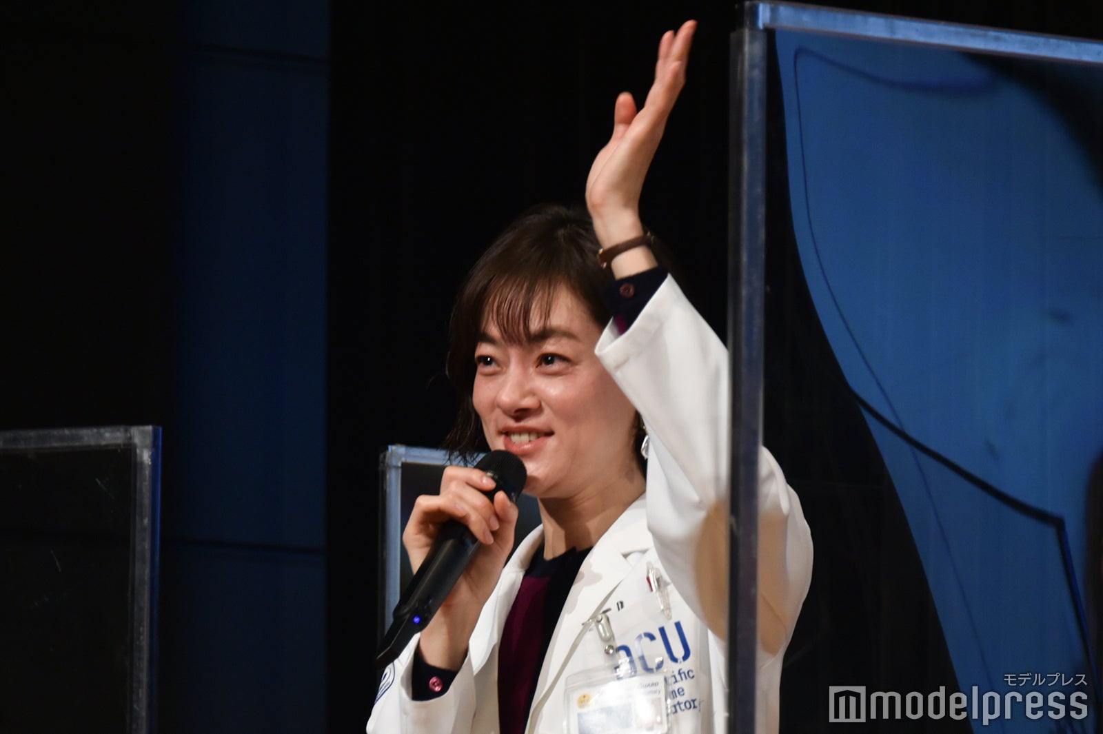 中継先のファンに手をふる市川実日子 （C）モデルプレス