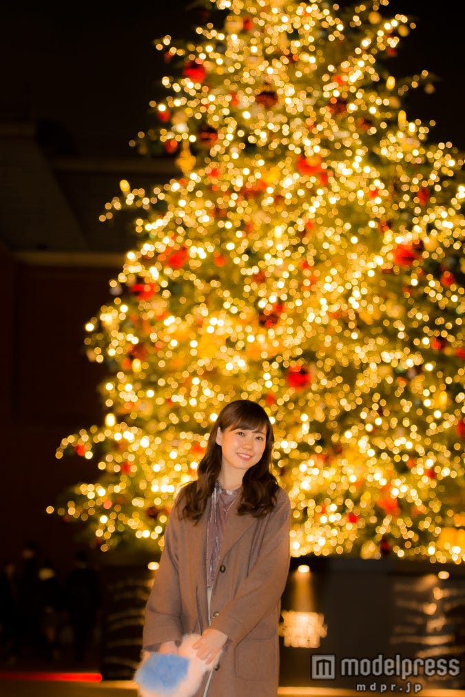 巨大なクリスマスツリーがお出迎え/渡辺美優紀