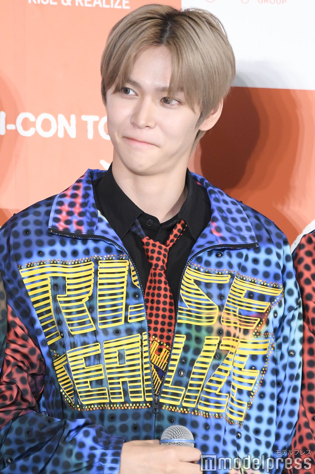 照れ笑いを浮かべるウンソク（C）モデルプレス