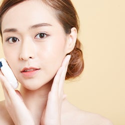色白の肌に見せるメイクの仕方 思わず見とれる透明肌をつくるには?