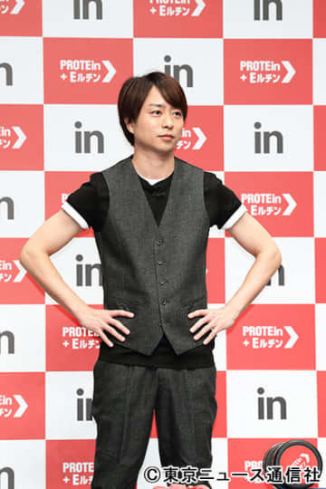 櫻井翔 自宅トレーニング を披露 スーツのサイズが上がった モデルプレス