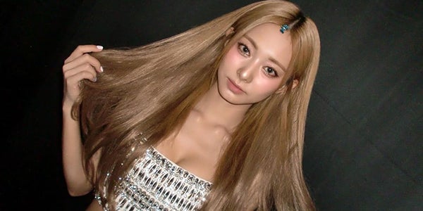 TWICEツウィ、ハイトーンロングヘアのイメチェン姿披露「ビジュが神