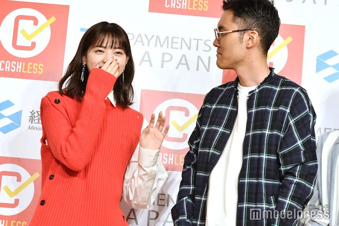 「お笑い芸人の活躍は見てる?」の問いに「そうですね…」と歯切れの悪い返事をしてツッコまれる西野七瀬(C)モデルプレス