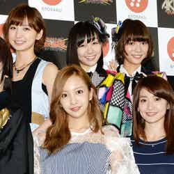 AKB48イベントにサプライズ登場した大島優子（右下）、板野友美（左下）、篠田麻里子（左上）