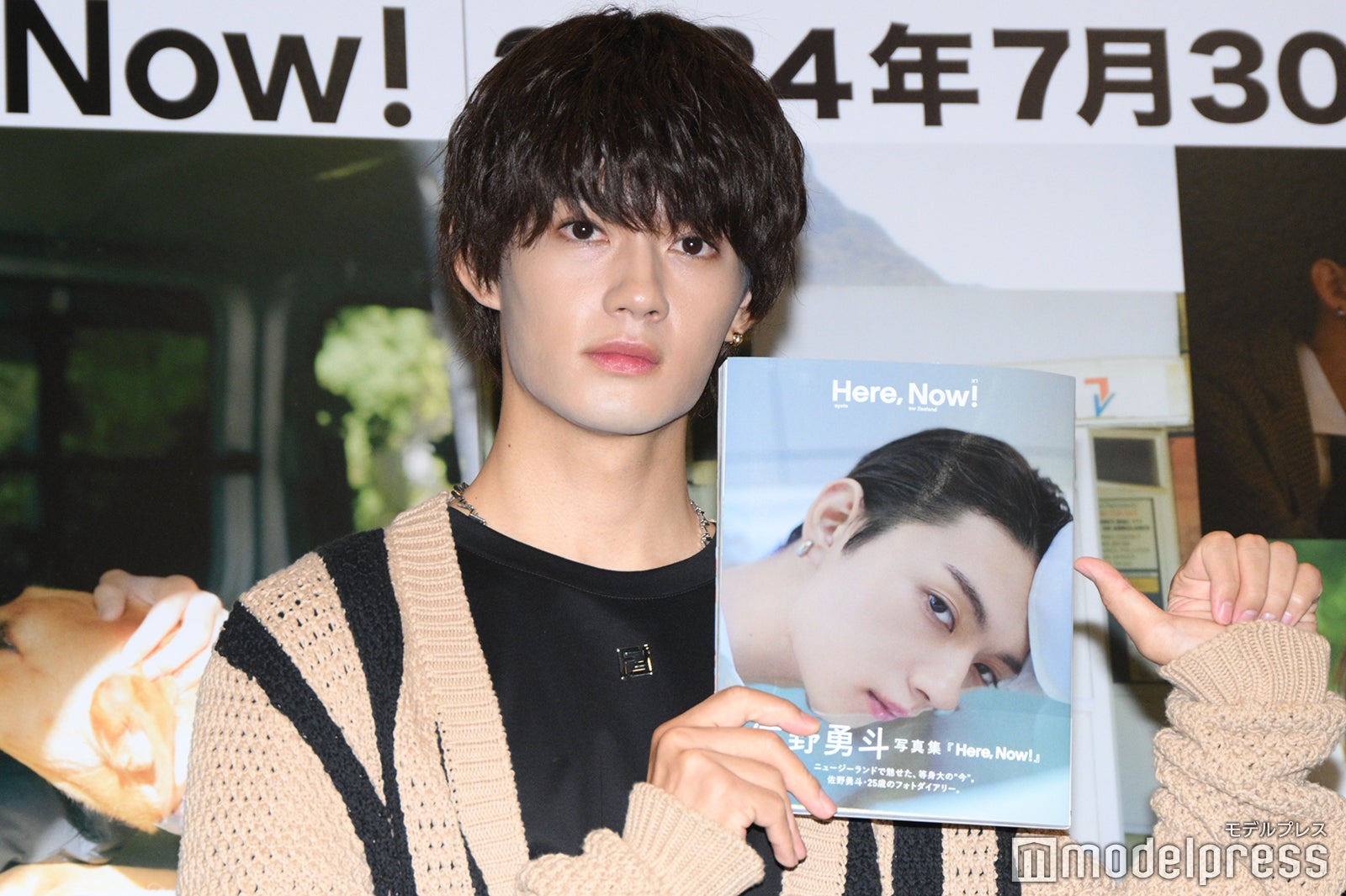「写真集やで」のポーズをした佐野勇斗（C）モデルプレス
