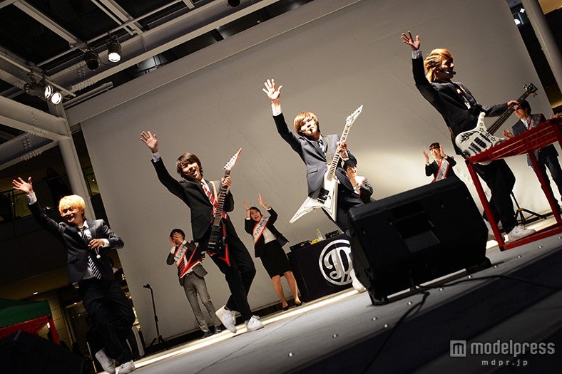 DISH//「出勤しまーす！」新入社員従えスーツ姿で熱狂ライブ　新曲順位の生発表に大興奮