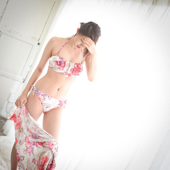 ハイビスカス柄パレオ付バンドゥービキニ3点セット「JILL STUART」9,980円（税抜）