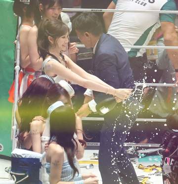 「レベチでかわいい」「衝撃」北新地No．1美女がRIZINリングに降臨 ネット騒然「芸能人だもはや」「モデルみたい」