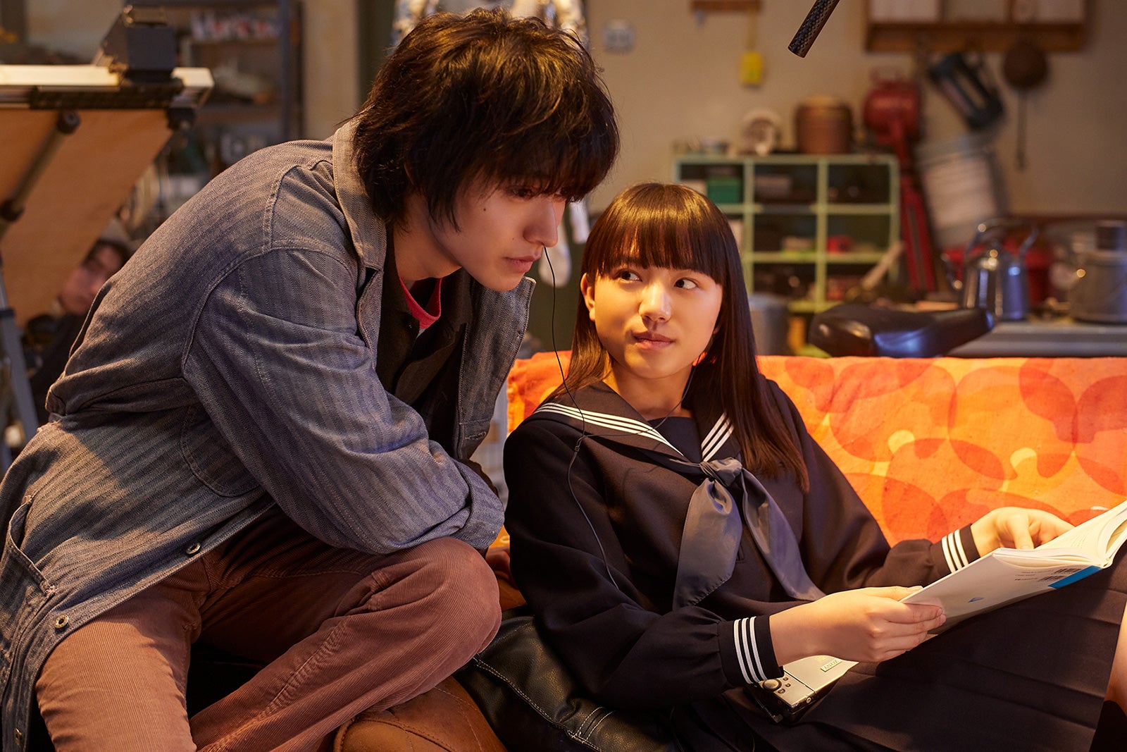 山崎賢人、清原果耶（C）2021「夏への扉」製作委員会