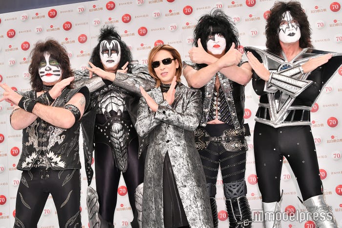 会見時に撮影したYOSHIKI&KISS(C)モデルプレス