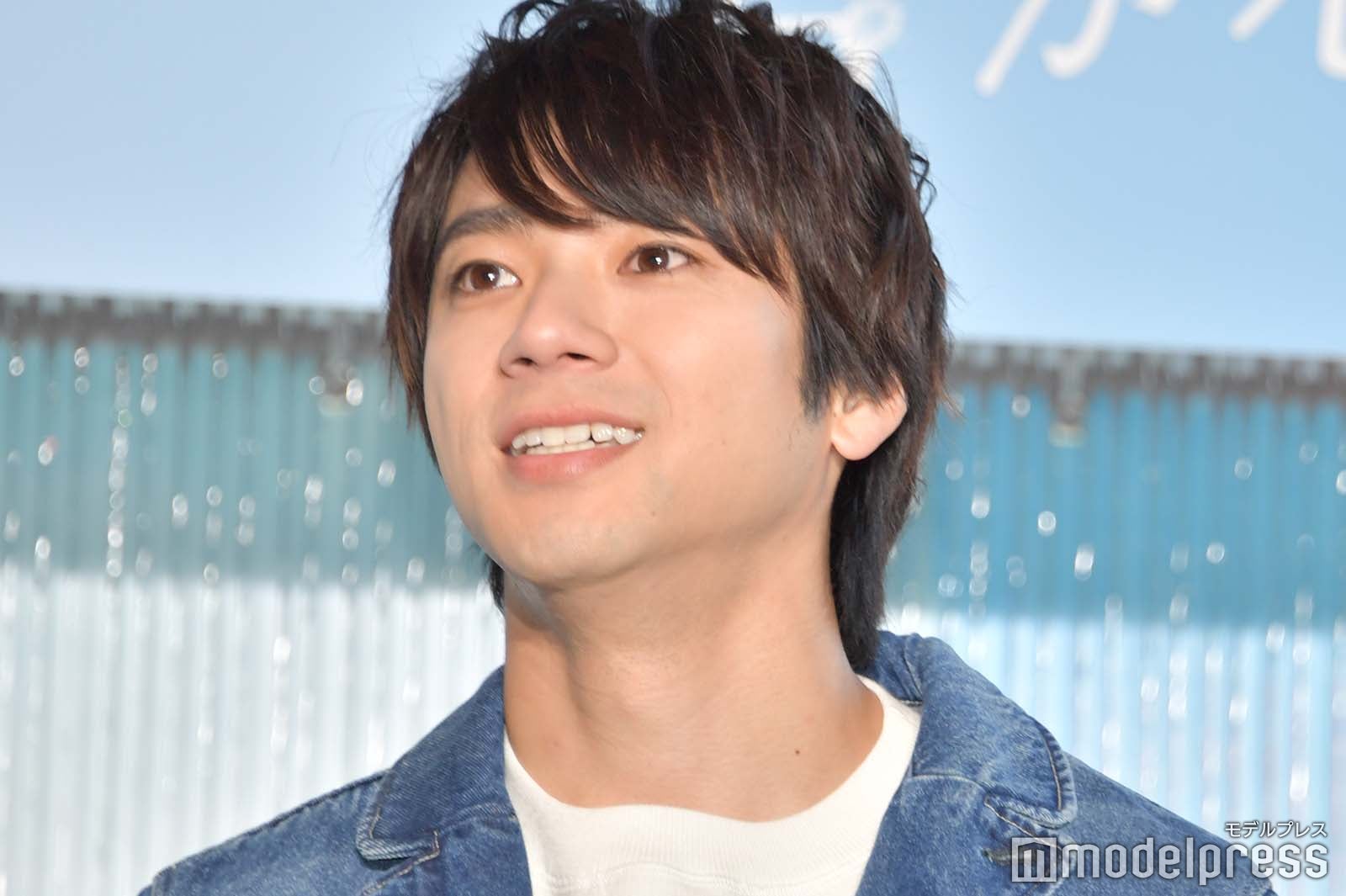 「観てね！」と集まった通行人に声を掛ける山田裕貴（C）モデルプレス