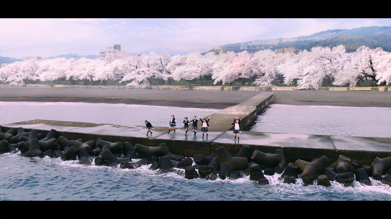 AKB48「ジャーバージャ」MVより（C）AKS／キングレコード