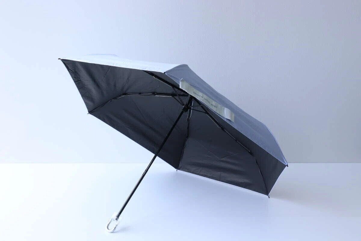 広げられた黒い晴雨兼用折りたたみ傘 広げられた黒い晴雨兼用折りたたみ傘