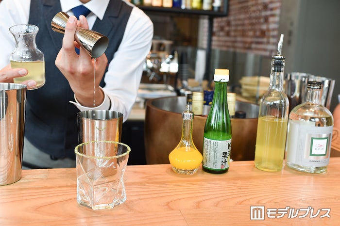 キウイ 胡椒 サワーを作る様子（C）ビューティーガール