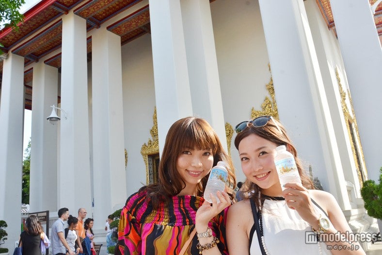 入場前にオリジナルのお水が貰える／モデル：百々さおり、富田千穂