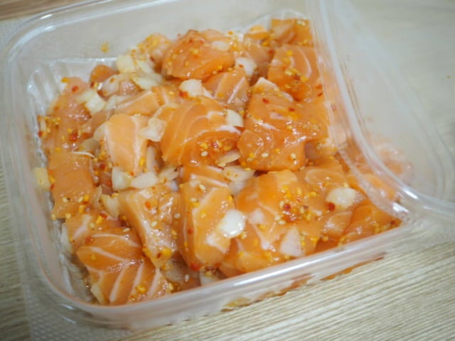 ハワイアンサーモンポキのふたをあけた写真