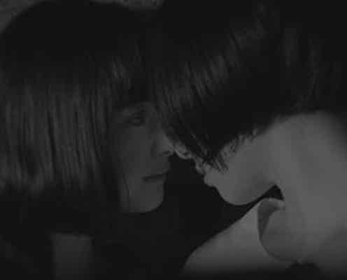 RADWIMPS「光」MV、冒頭1分に息を呑む 唇が触れそうで、触れない…玉城ティナ×千史が魅せる“感情の解放”