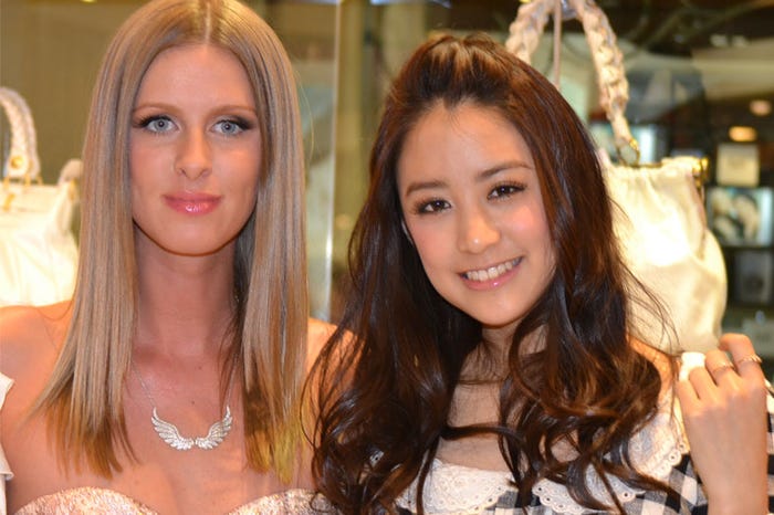 ニッキー・ヒルトン、山本美月