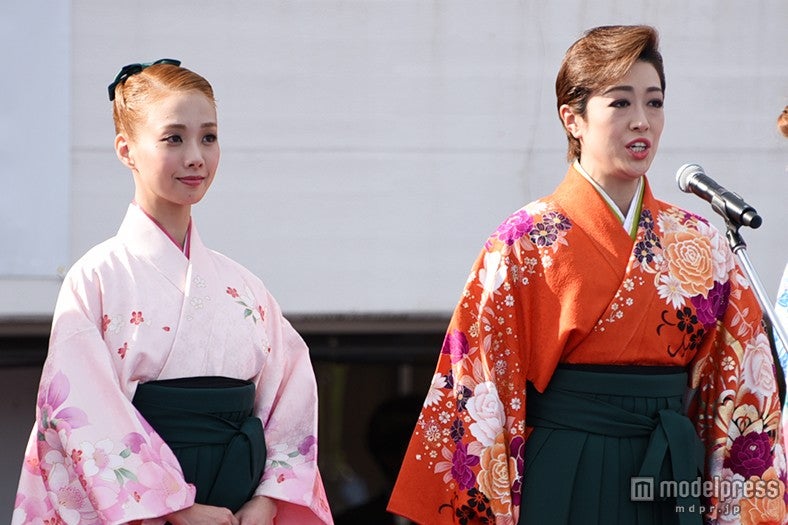 （左から）妃海風、北翔海莉