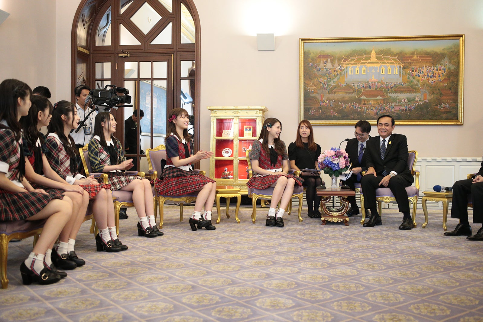 表敬訪問の様子（C）AKS