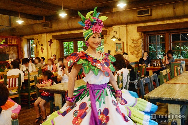 ゲスト参加型のアトモスフィアショー「フルータ！フルータ！フィエスタ！」