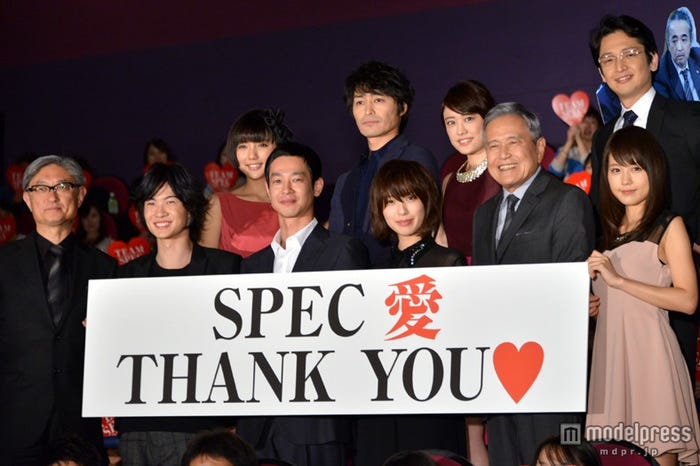 (後列左から)真野恵里菜、安田顕、福田沙紀、岡田浩暉(前列左から)堤幸彦監督、神木隆之介、加瀬亮、戸田恵梨香、竜雷太、有村架純(C)モデルプレス