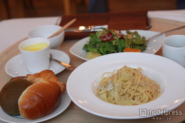 全メニューにドリンクとパンのビュッフェがついている／photo by yto