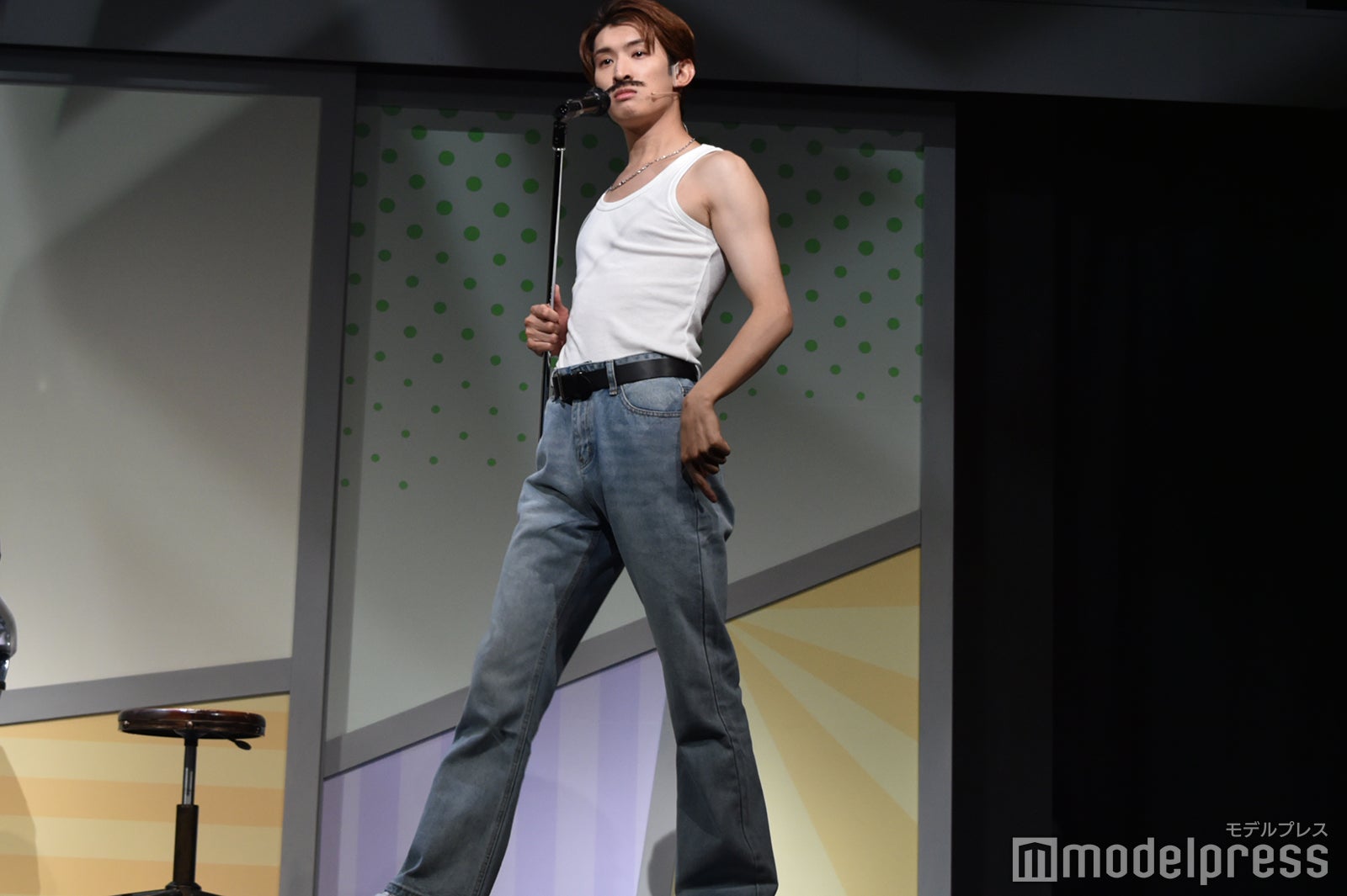 フレディ・マーキュリー姿で観客のレスポンス求める向井康二／「ムロムカイ」ゲネプロより（C）モデルプレス