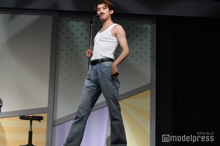 フレディ・マーキュリー姿で観客のレスポンス求める向井康二/「ムロムカイ」ゲネプロより(C)モデルプレス