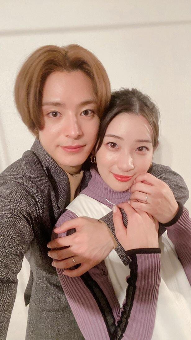 塩野瑛久 足立梨花とのバックハグショットを公開 手袋のサプライズプレゼントには 手は冷たいままだけど 心温まるプレゼントに 私たち結婚しました 2 モデルプレス