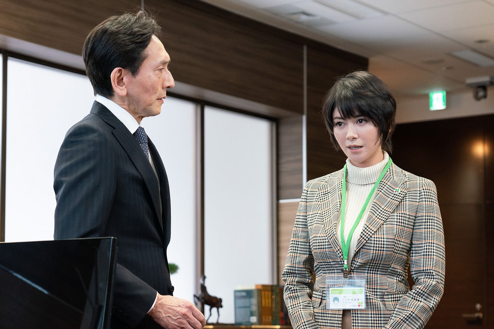 矢島健一、真木よう子／「よつば銀行 原島浩美がモノ申す！ ～この女に賭けろ～」第2話より（C）テレビ東京