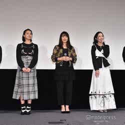 （左から）ゆうたろう、箭内夢菜、桜井日奈子、堀田真由、小林啓一監督 （C）モデルプレス