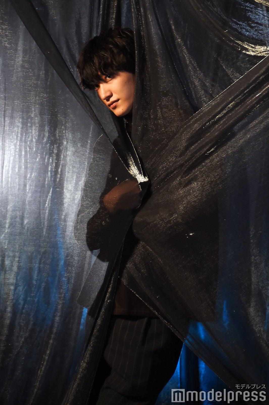 お茶目に布に包まる金子大地（C）モデルプレス