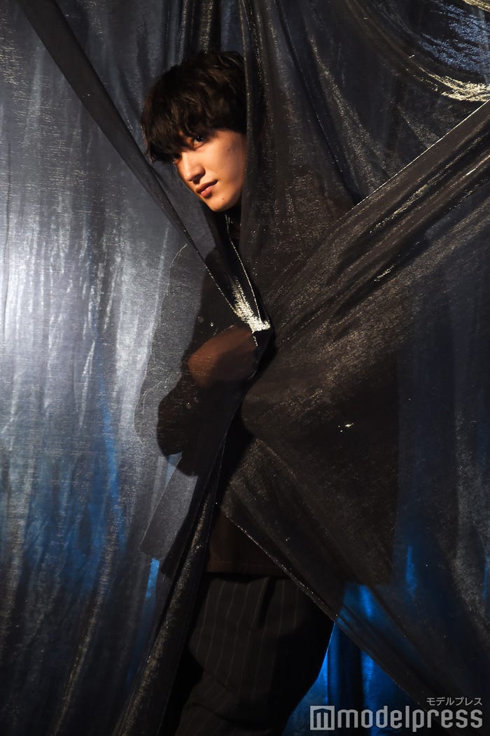 お茶目に布に包まる金子大地(C)モデルプレス