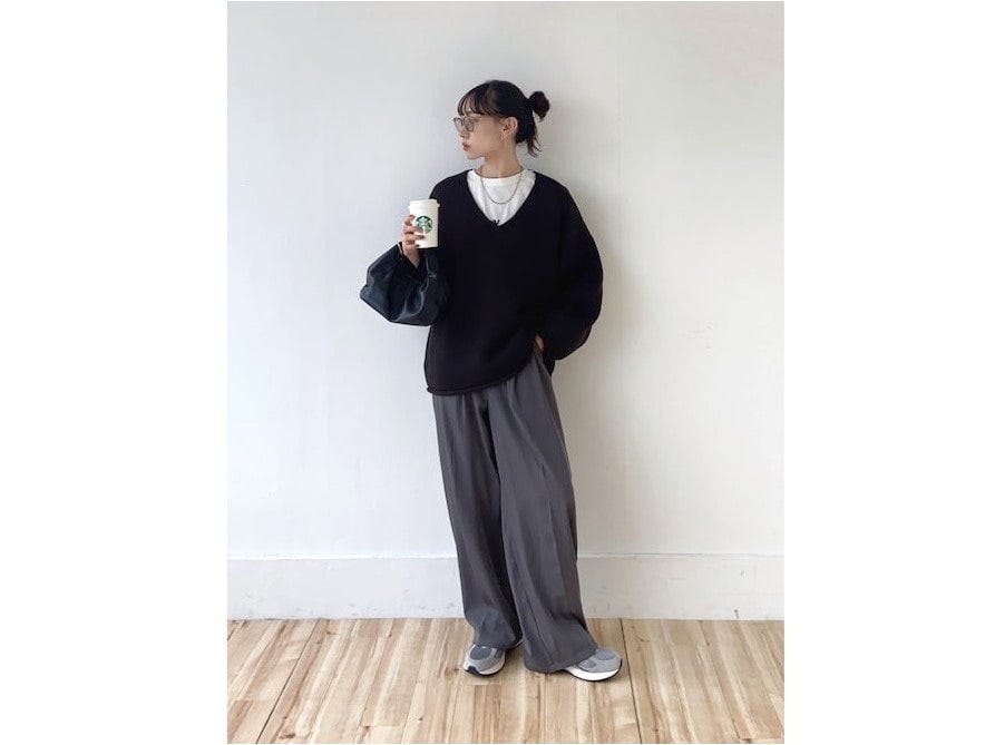 シンプルなVネックニットはインナーに白Tを重ねるとおしゃれ度アップ 出典:WEAR